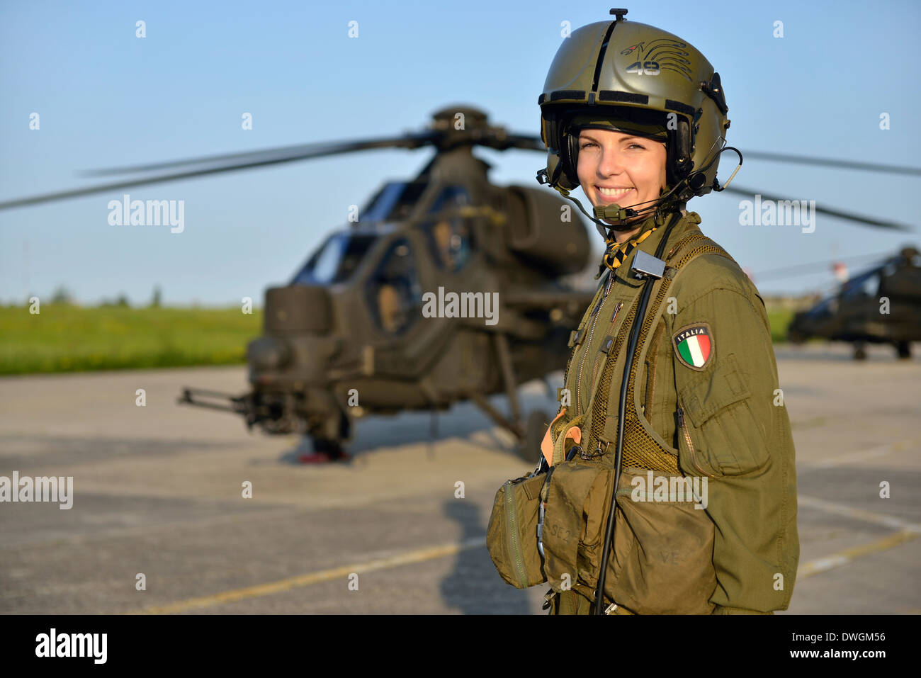 Italiano pilota militare in elicottero Mangusta cockpit Foto Stock