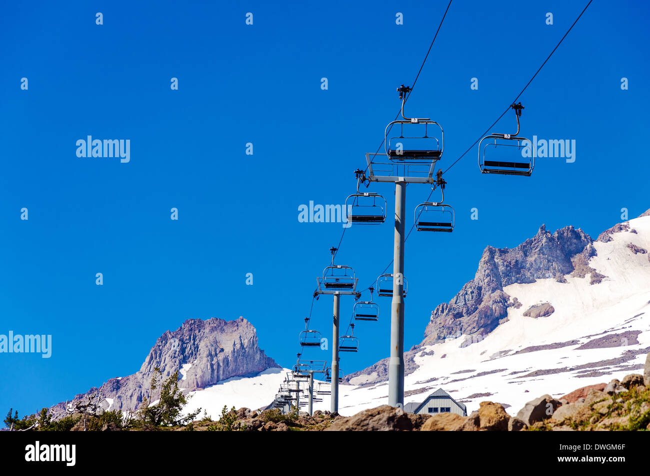 Guardando verso l'alto una seggiovia sul Monte Cofano Foto Stock