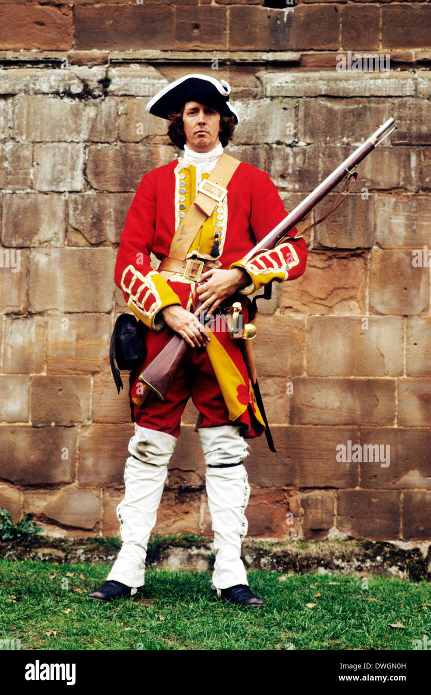 Inglese musketeer, moschetto, 1745, come dispiegato nella Battaglia di Culloden soldato soldati uniformi uniformi militari esercito metà del XVIII secolo la rievocazione storica Foto Stock