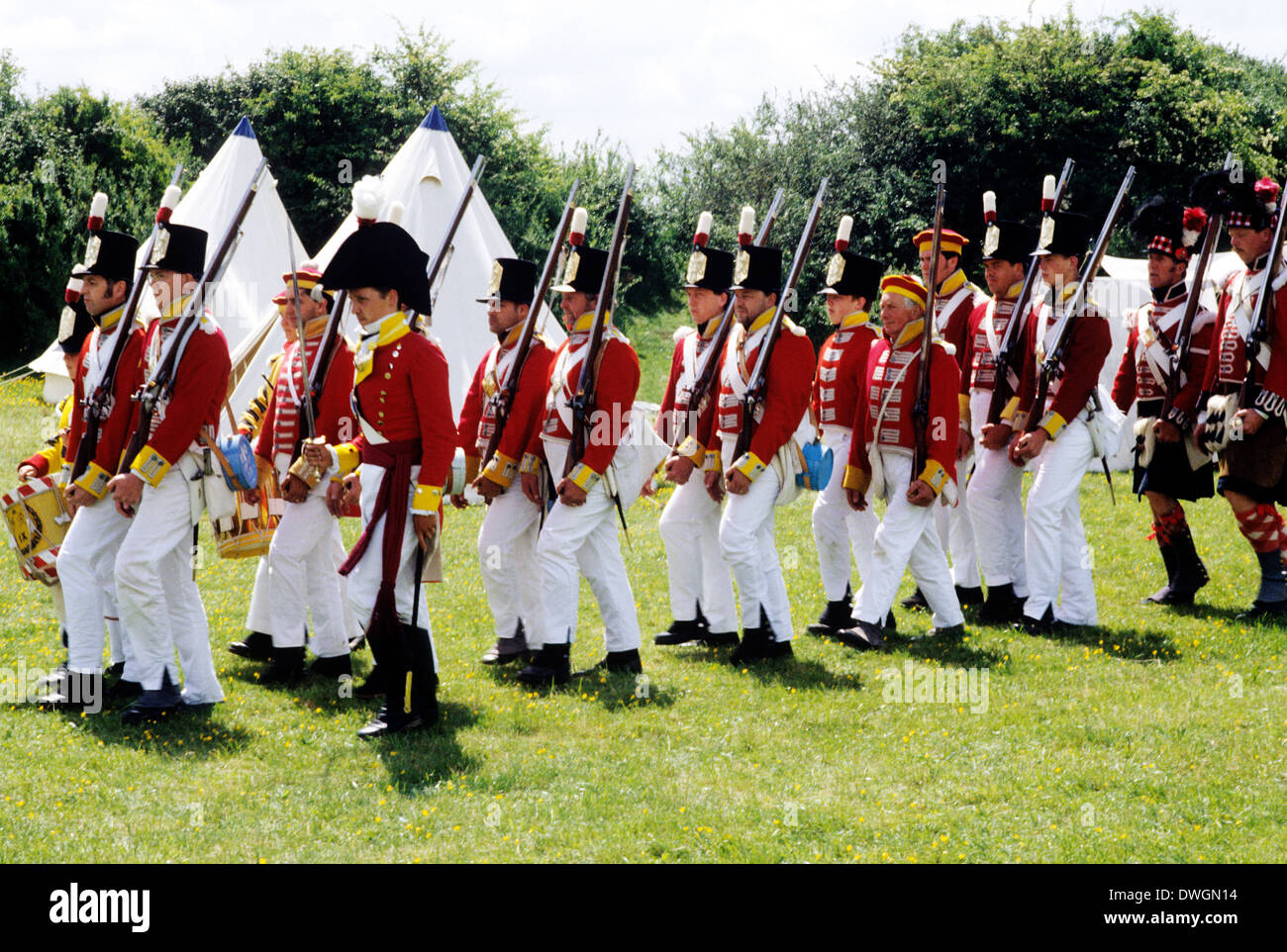 Redcoats inglese soldati a piedi marciando come implementato in guerre napoleoniche e la battaglia di Waterloo, 1815 Fanteria reggimento di soldati dell'Esercito britannico rievocazione storica Inghilterra UK uniforme militare uniformi Foto Stock