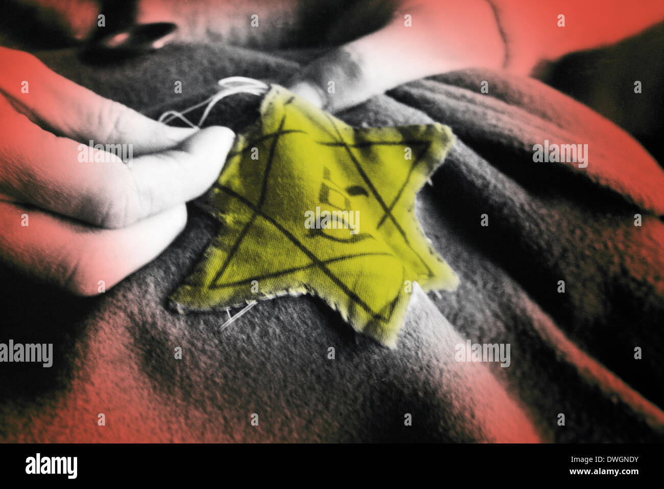 Vecchia fotografia di cucire su una " Giudeo " badge - Auschwitz II-Birkenau sterminio camp - Polonia Foto Stock