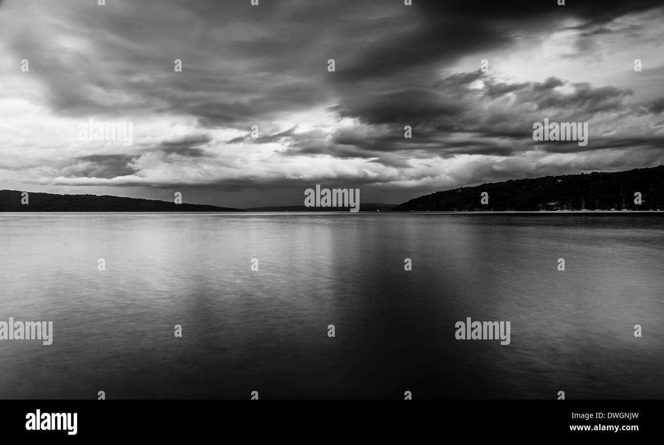 Dark nuvole temporalesche su Cayuga Lake, in Ithaca, New York. Foto Stock