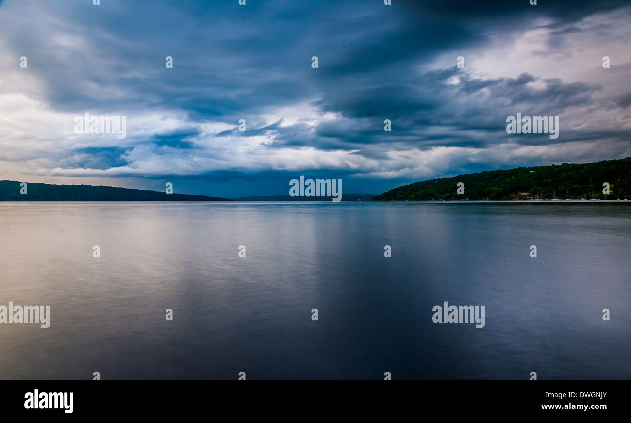 Dark nuvole temporalesche su Cayuga Lake, in Ithaca, New York. Foto Stock