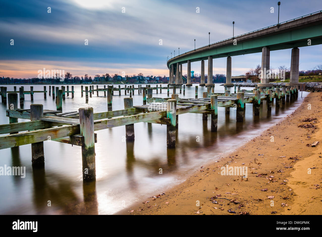 Pier posti nel fiume Severn e l'Accademia Navale Bridge, in Annapolis, Maryland. Foto Stock