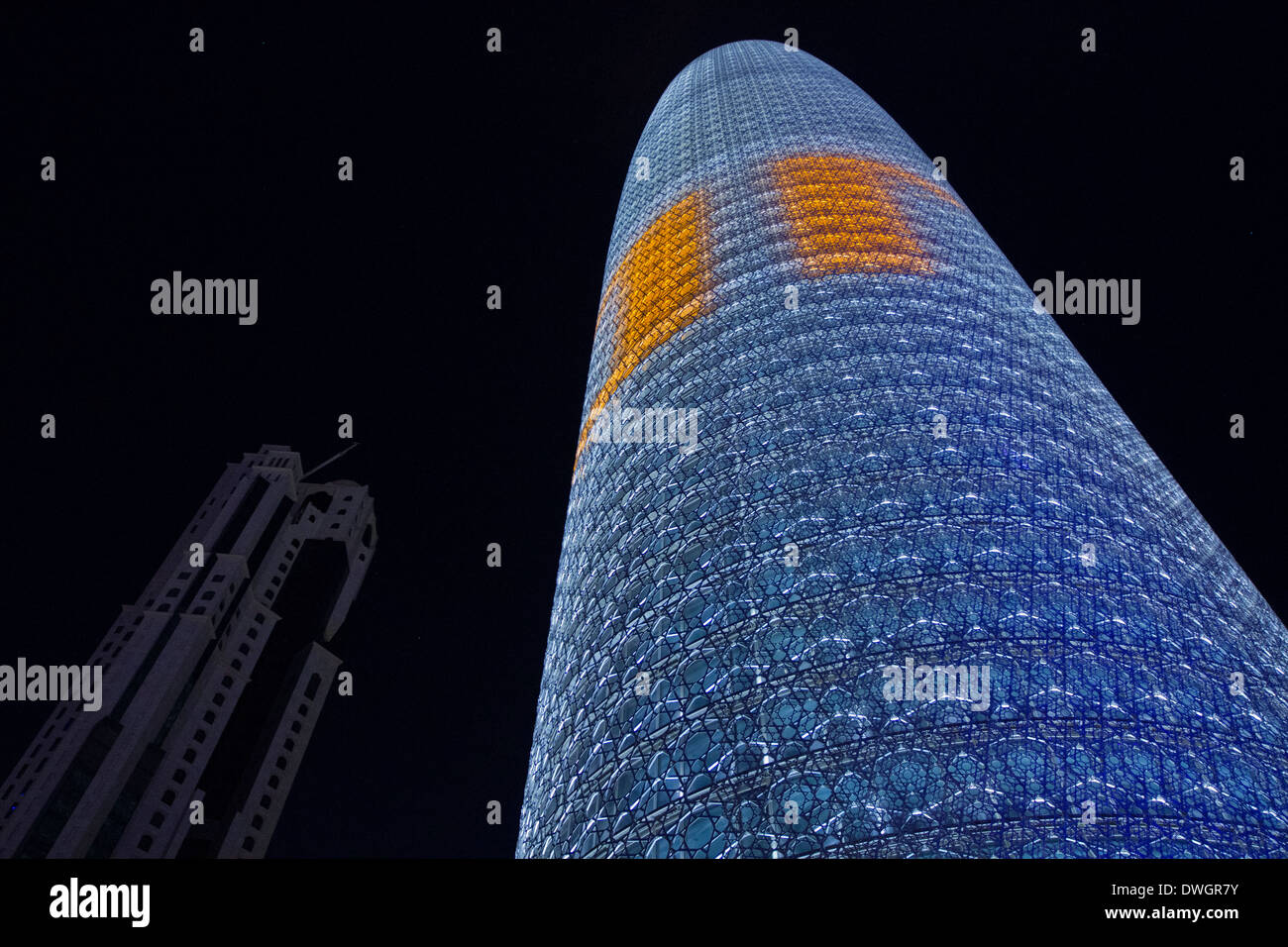 Il Qatar Doha e moderno grattacielo di notte le luci della città Foto Stock