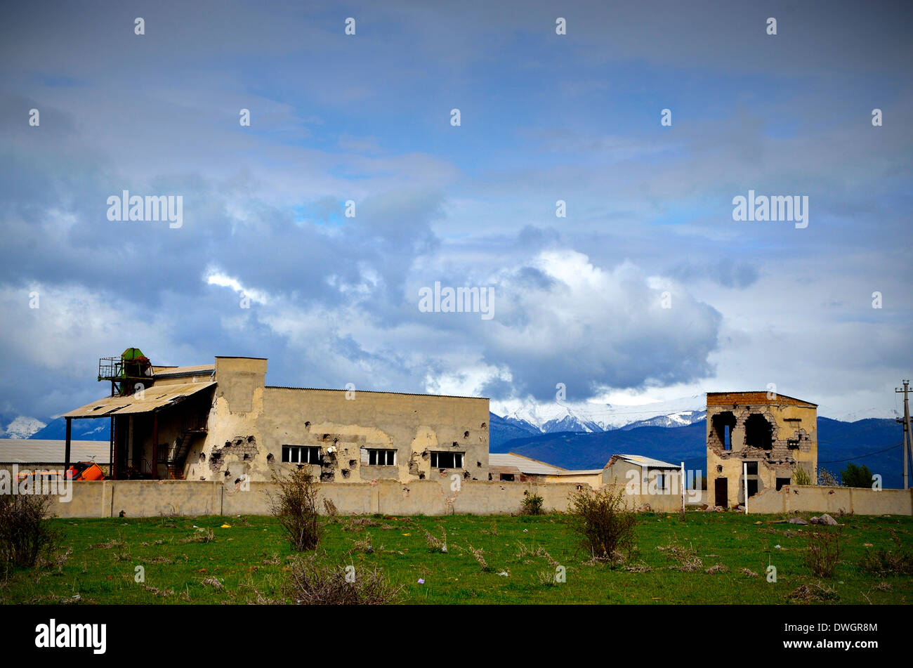 Bilancia in abbandonato, la guerra ha distrutto, fabbrica, Georgia. Foto Stock