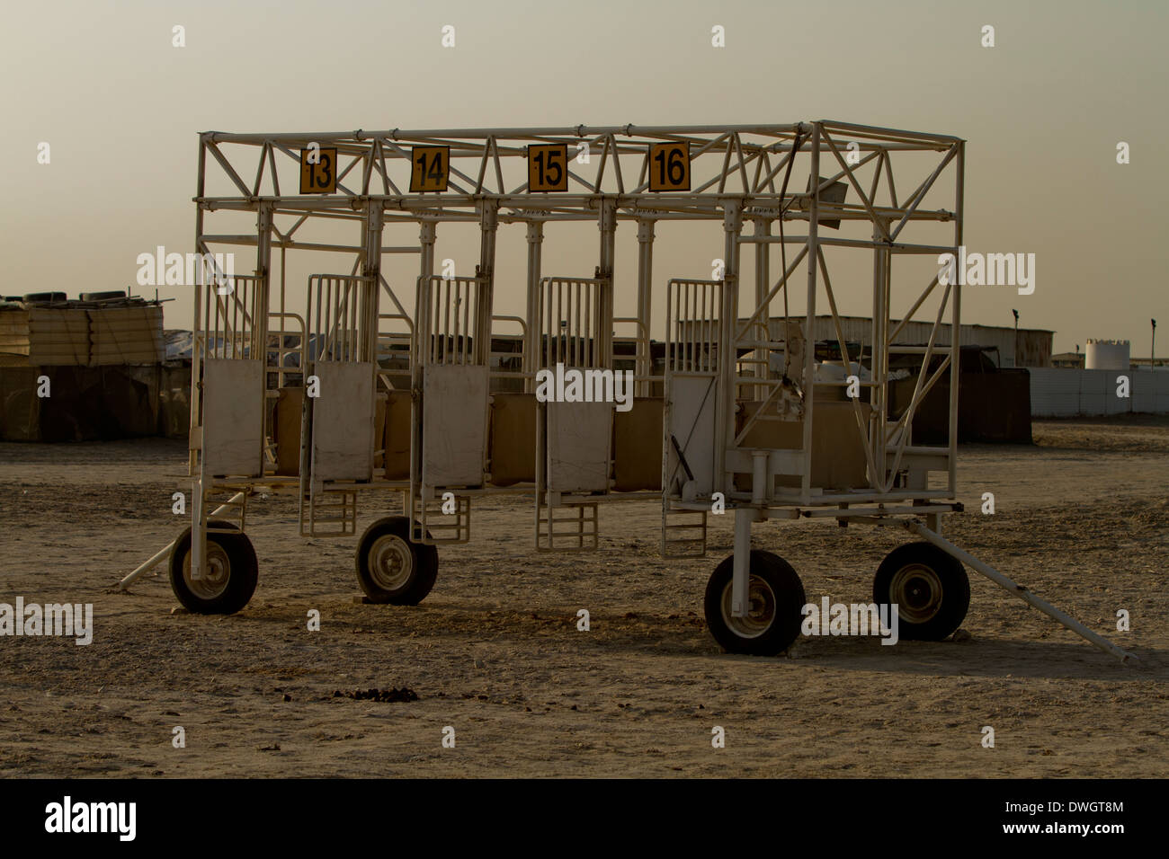 Il Qatar horse racing partenza porta casella nel deserto sun Foto Stock