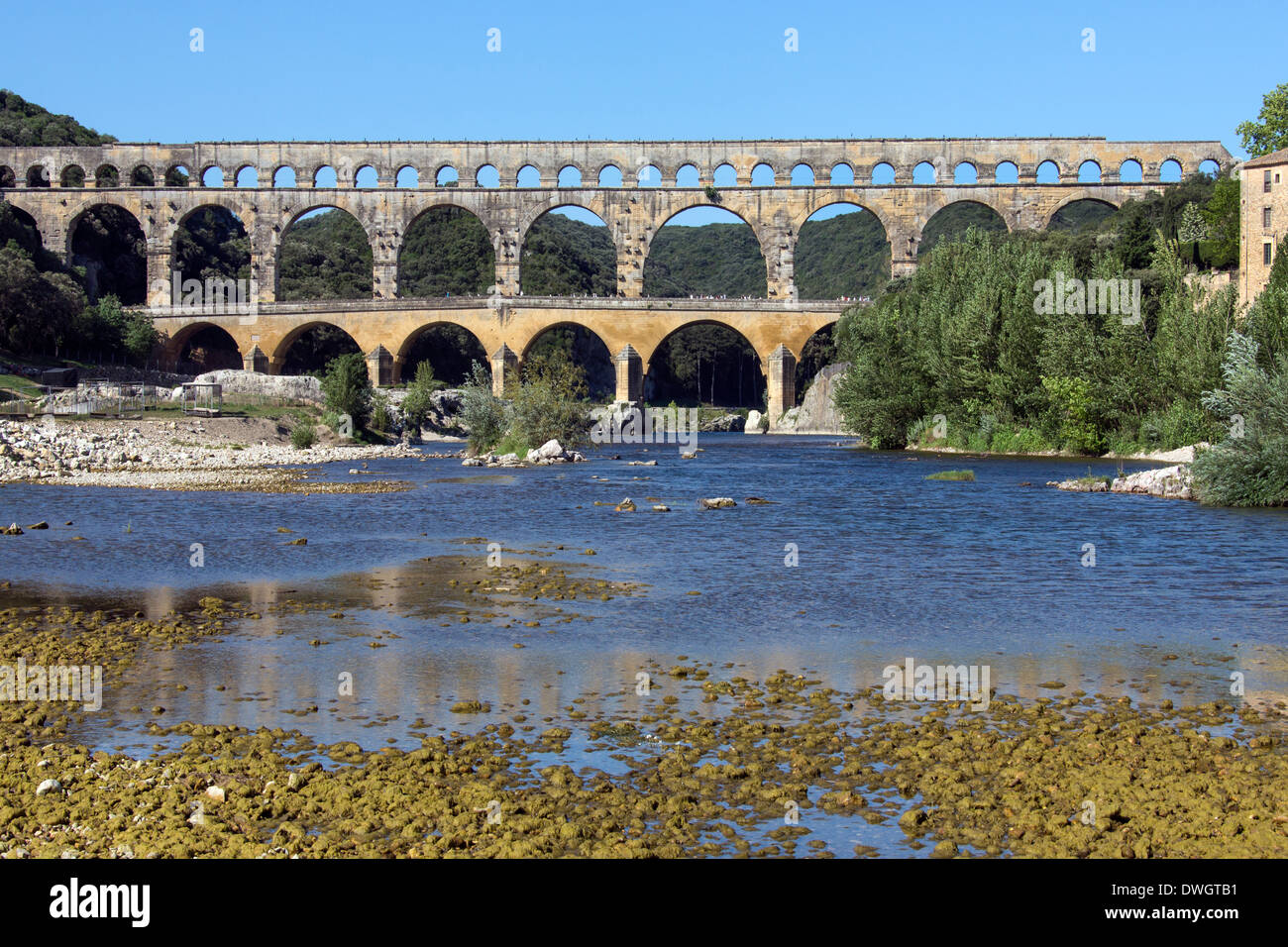 Pont du Gard acquedotto romano oltre il fiume Gardon vicino Remoulins nel sud della Francia Foto Stock