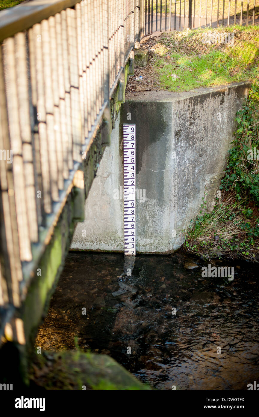 Indicatore del livello dell'acqua sul fiume in un parco Foto Stock