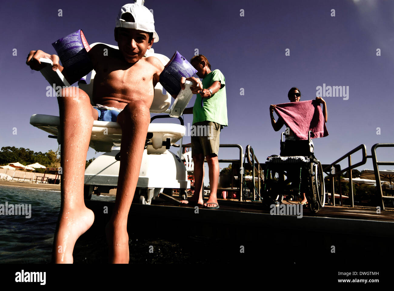 Agosto 31, 2010 - Athens, Grecia, a pochi chilometri dal centro di Atene, vi è una spiaggia dove le persone con disabilità e i loro amici e i membri della famiglia possono incontrare e socializzare. L'atmosfera è ricca di emozioni.Ho iniziato questo progetto di documentario a pochi mesi prima (2010), e adesso si rende conto che questo progetto sarà un progetto a lungo termine, forse un progetto di vita"?Â¶.Le persone con disabillities ed esigenze speciali e particolarmente le persone che sono lì, sa dare e danno molto facilmente il loro sorriso, loro Hart, la loro fiducia'?Â¶.Ho capito che il problema come approac Foto Stock