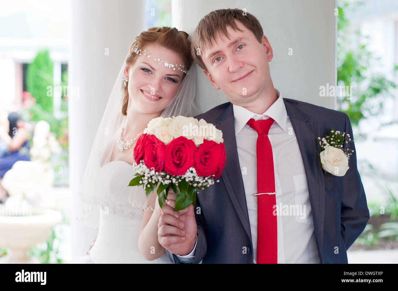 Bella e felice sposi stand vicini gli uni con gli altri Foto Stock