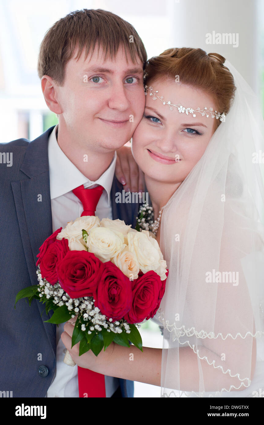 Bella e felice sposi stand vicini gli uni con gli altri Foto Stock