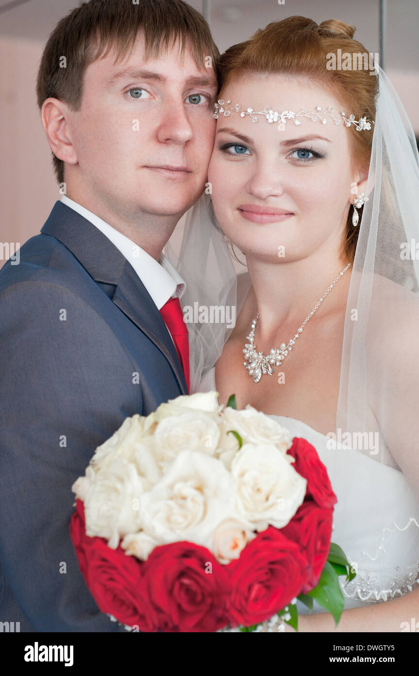 Bella e felice sposi stand vicini gli uni con gli altri Foto Stock