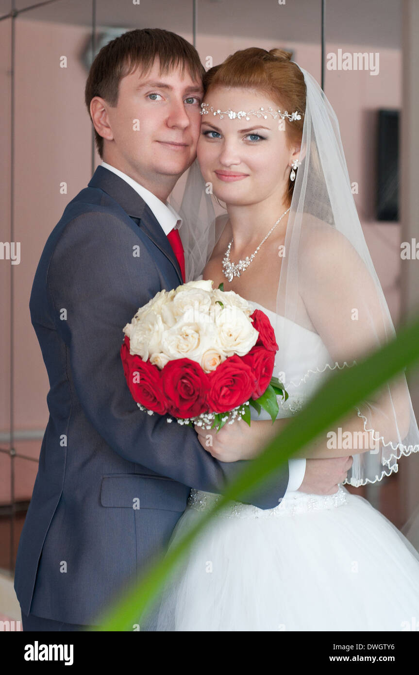 Bella e felice sposi stand vicini gli uni con gli altri Foto Stock