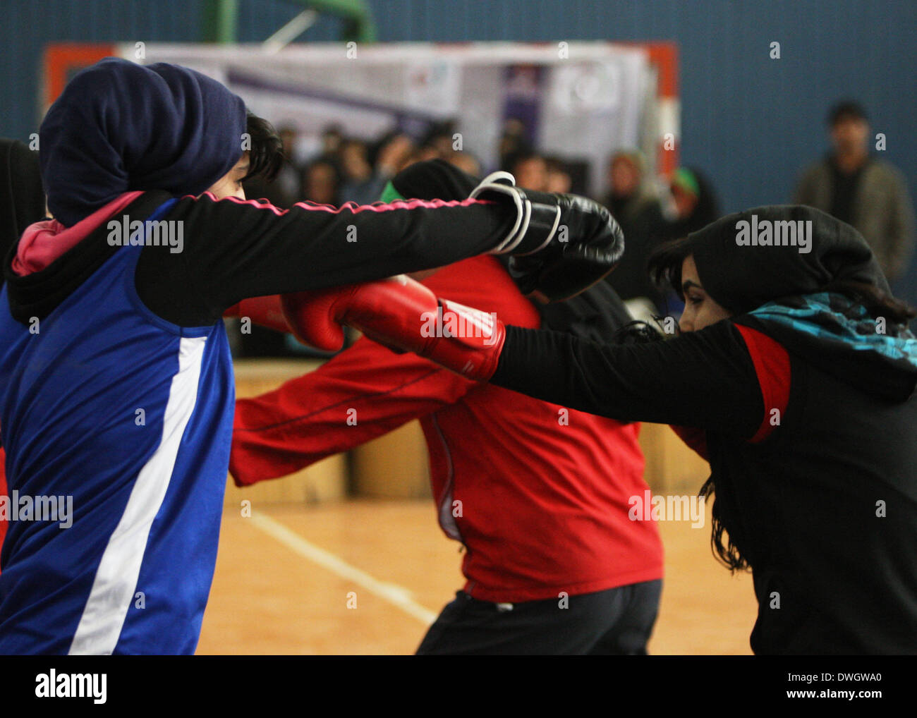 A Kabul, Afghanistan. 8 Mar 2014. Una femmina di memeber nazionale afghano di pugilato team mostra la sua abilità per contrassegnare la giornata internazionale della donna a Kabul, Afghanistan, il 8 marzo 2014. © Ahmad Massoud/Xinhua/Alamy Live News Foto Stock