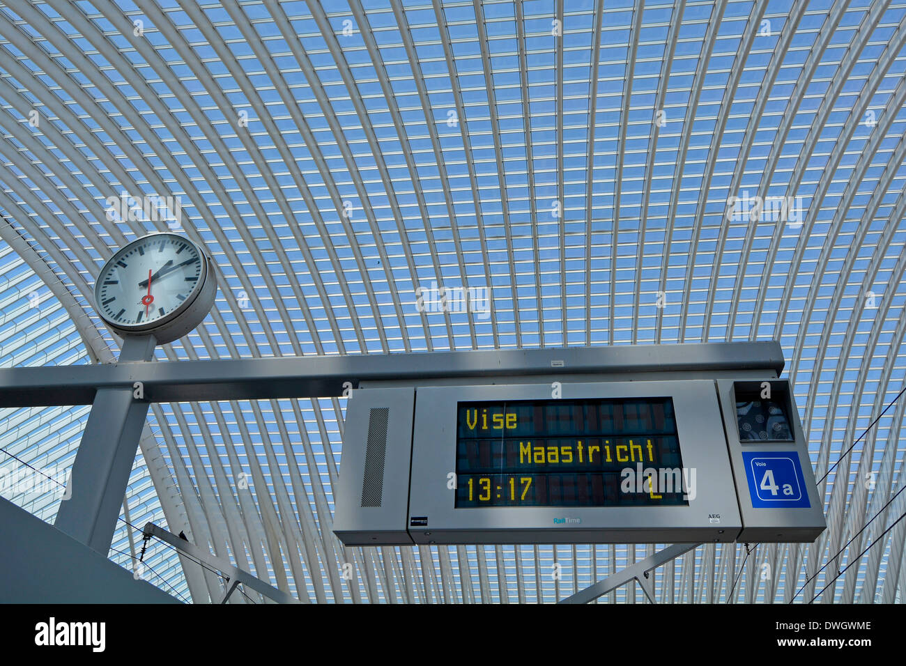 Moderno trasporto pubblico building interior design Belgio Liege stazione ferroviaria Vicino fino orologio & piattaforma scheda di partenza sotto il tetto di vetro e il soffitto UE Foto Stock