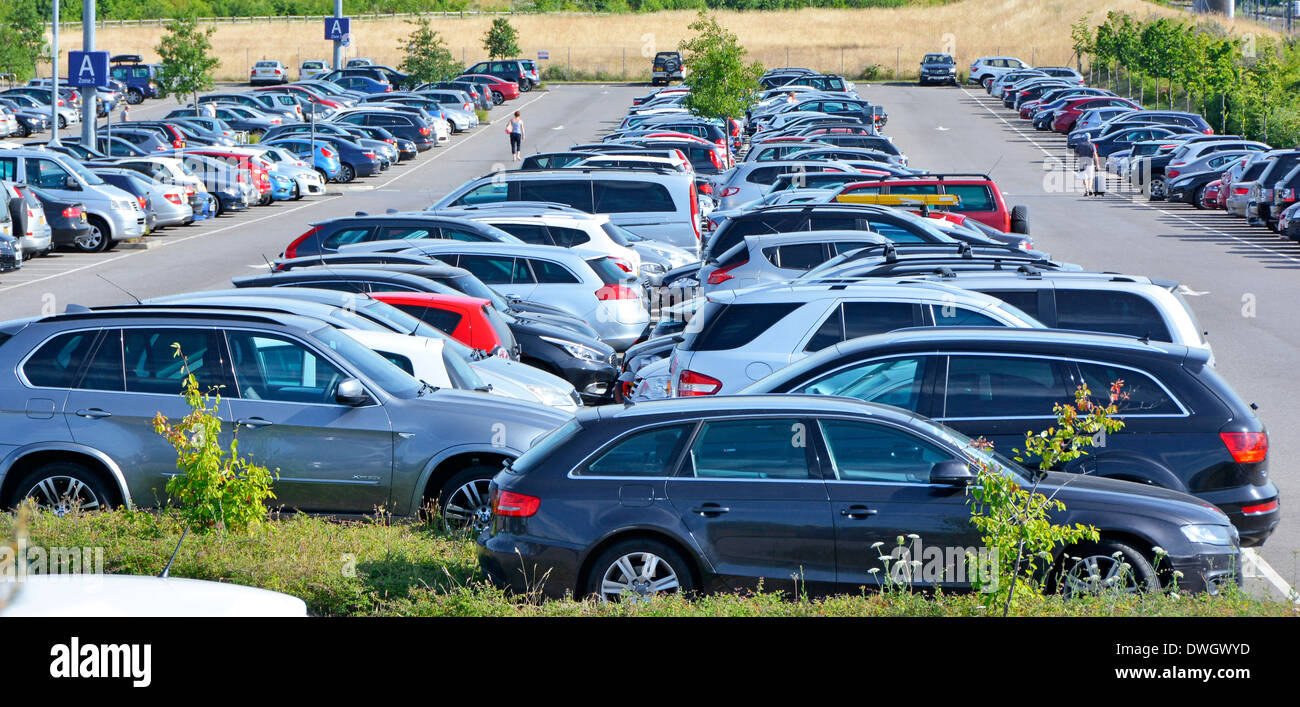 Parcheggio auto completo a pagamento presso la stazione ferroviaria internazionale Eurostar di Ebbsfleet nella contea di Kent, Inghilterra meridionale, Regno Unito Foto Stock