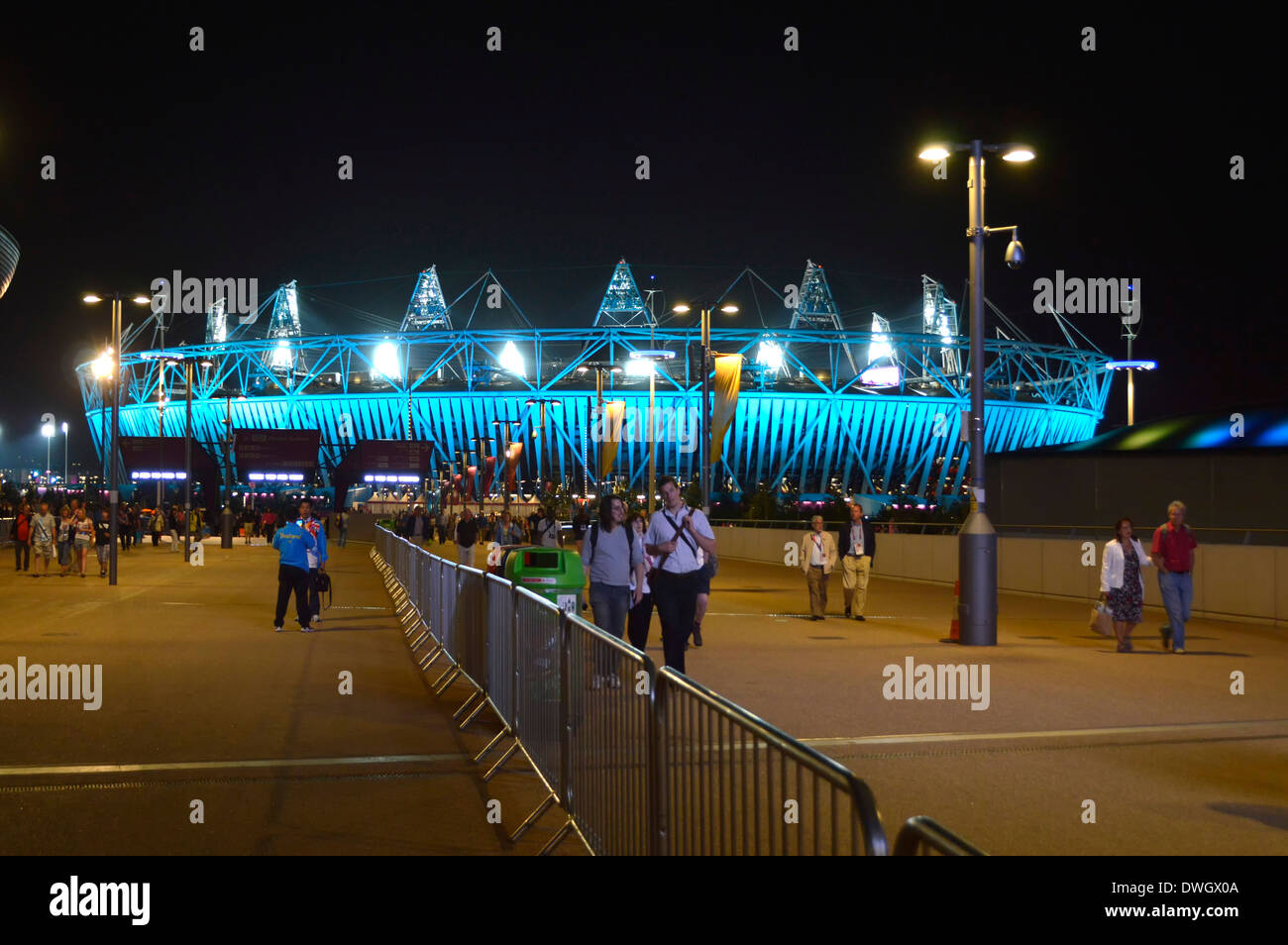 Spettatori delle Olimpiadi a piedi da East London 2012 Paralimpic Games illuminati Evento notturno illuminazione Stadio Olimpico Stratford Newham Londra Inghilterra Regno Unito Foto Stock