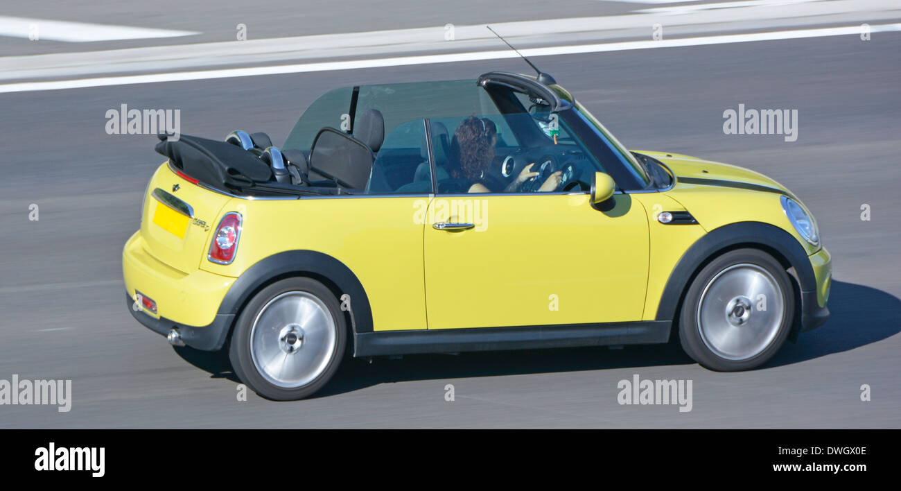 Due porte di BMW Mini Cooper open top autovettura convertibile con la donna la guida su autostrada Essex England Regno Unito Foto Stock