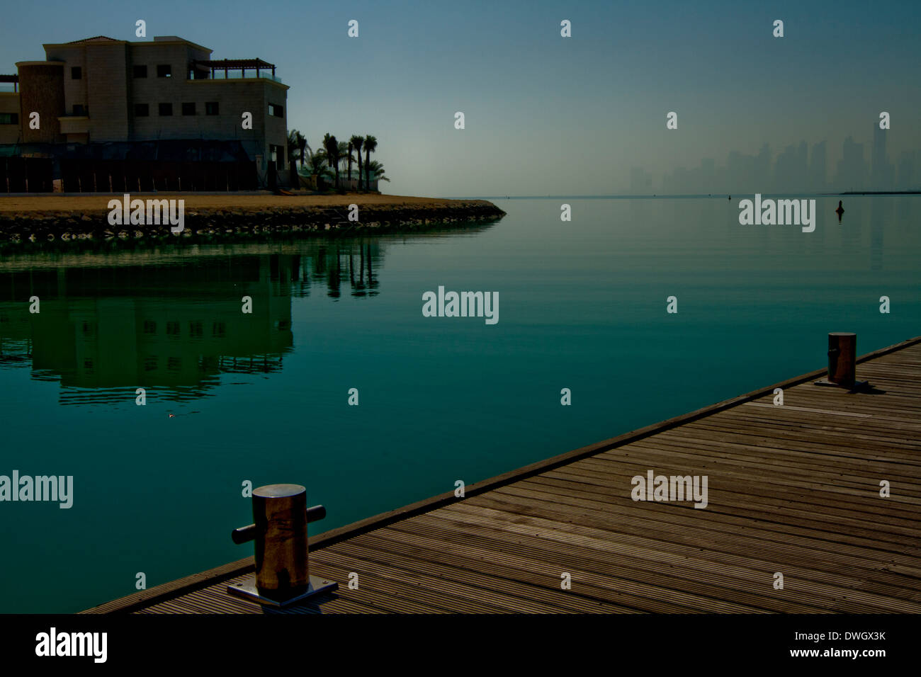 Il Qatar City Scape View Morning Mist Quay Sun Flare Foto Stock