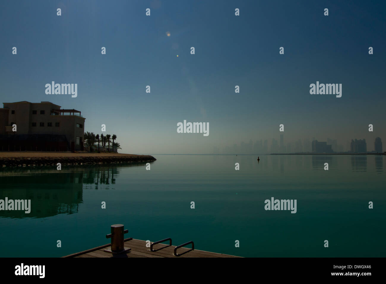 Il Qatar City Scape View Morning Mist Quay Sun Flare Foto Stock