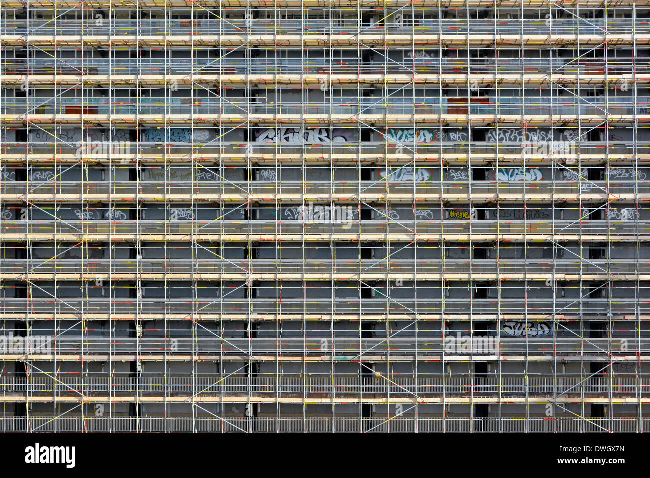 Ponteggi eretti intorno a un grande e vuoto blocco di case popolari Heygate Estate in preparazione alla demolizione Southwark South London Inghilterra Regno Unito Foto Stock