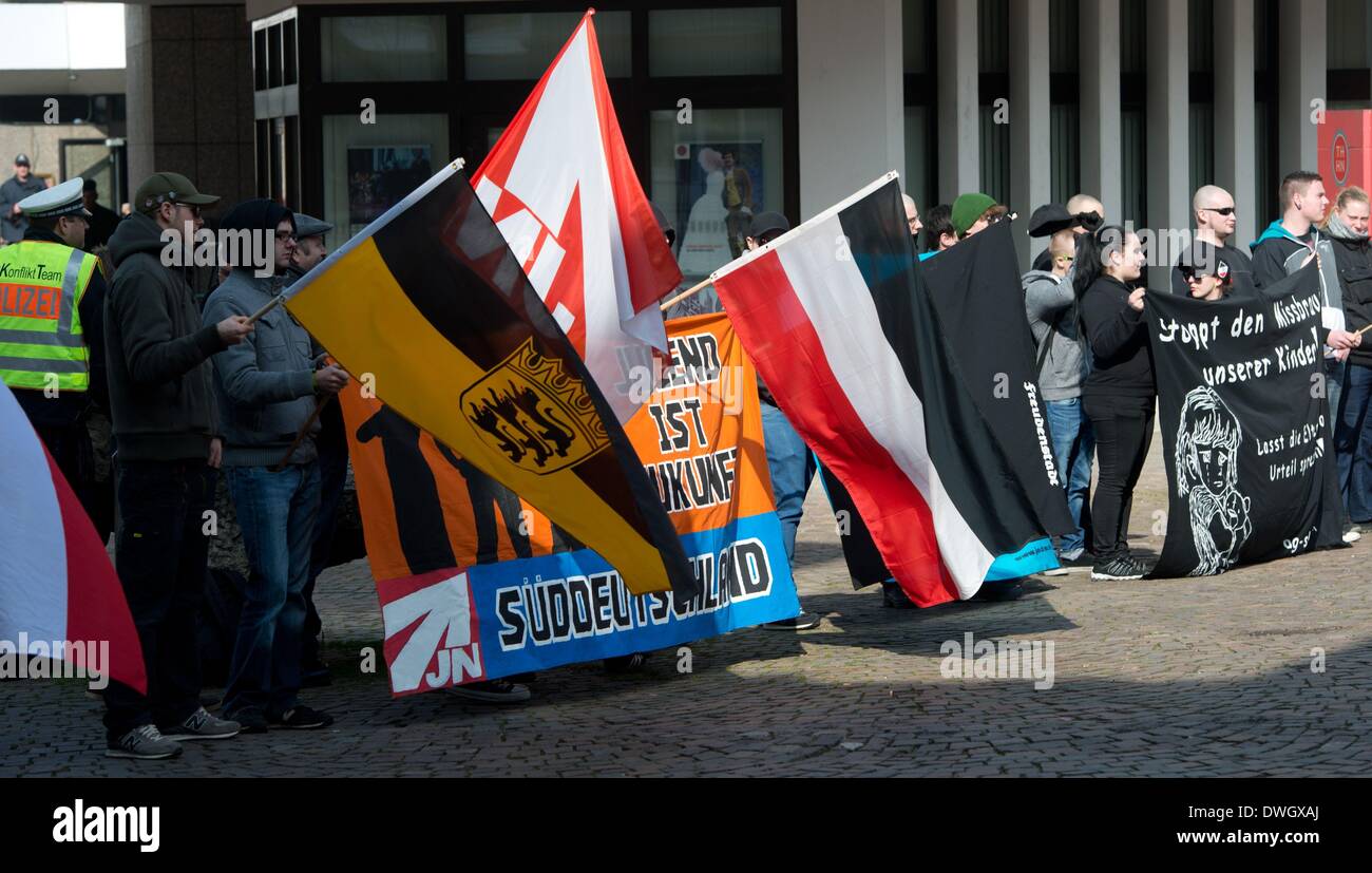 Heilbronn, Germania. 08 Mar, 2014. I partecipanti di un rally di estrema destra NPD (Nazionale Partito Democratico della Germania) dell'organizzazione giovanile "Junge Nationaldemokraten' (lit. giovani democratici nazionali) stand in linea e tenere premuto il tasto up flag in Heilbronn, Germania, 08 marzo 2014. Una cinquantina di estremisti di destra erano attese per il rally. Foto: SEBASTIAN KAHNERT/dpa/Alamy Live News Foto Stock