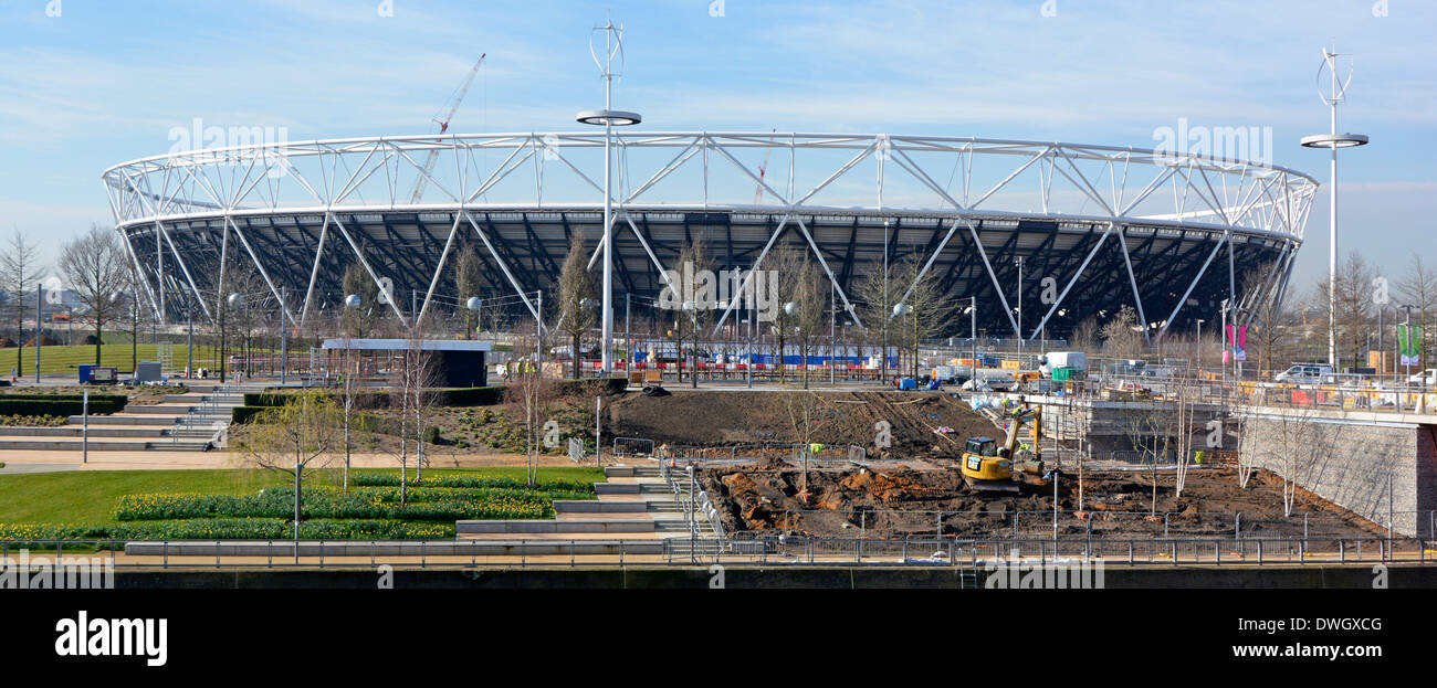 Architettura paesaggistica lavori in corso intorno a Londra 2012 Olympic Stadium parte dell'eredità progetto di conversione per il West Ham football club Foto Stock