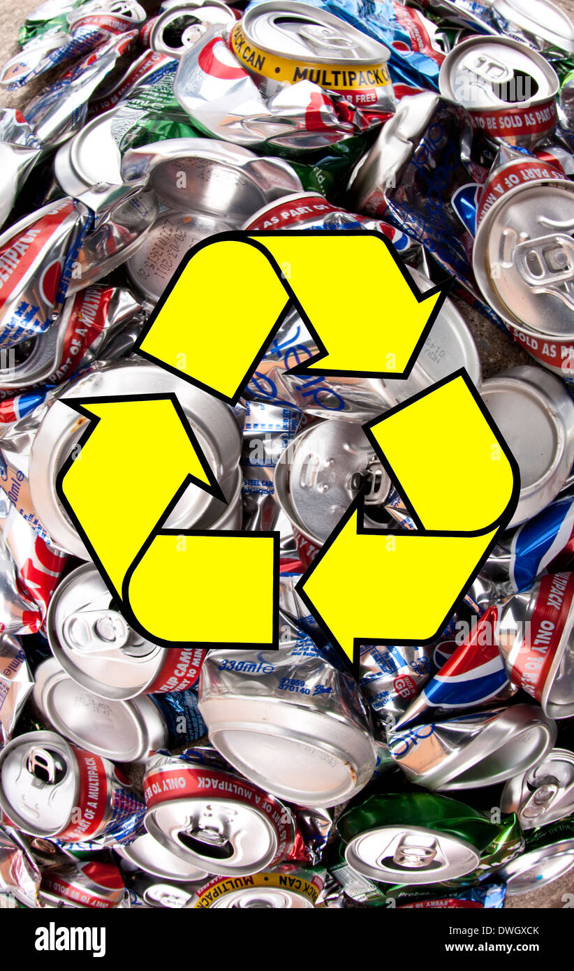 Grande numero di lattine per il riciclaggio. Foto Stock