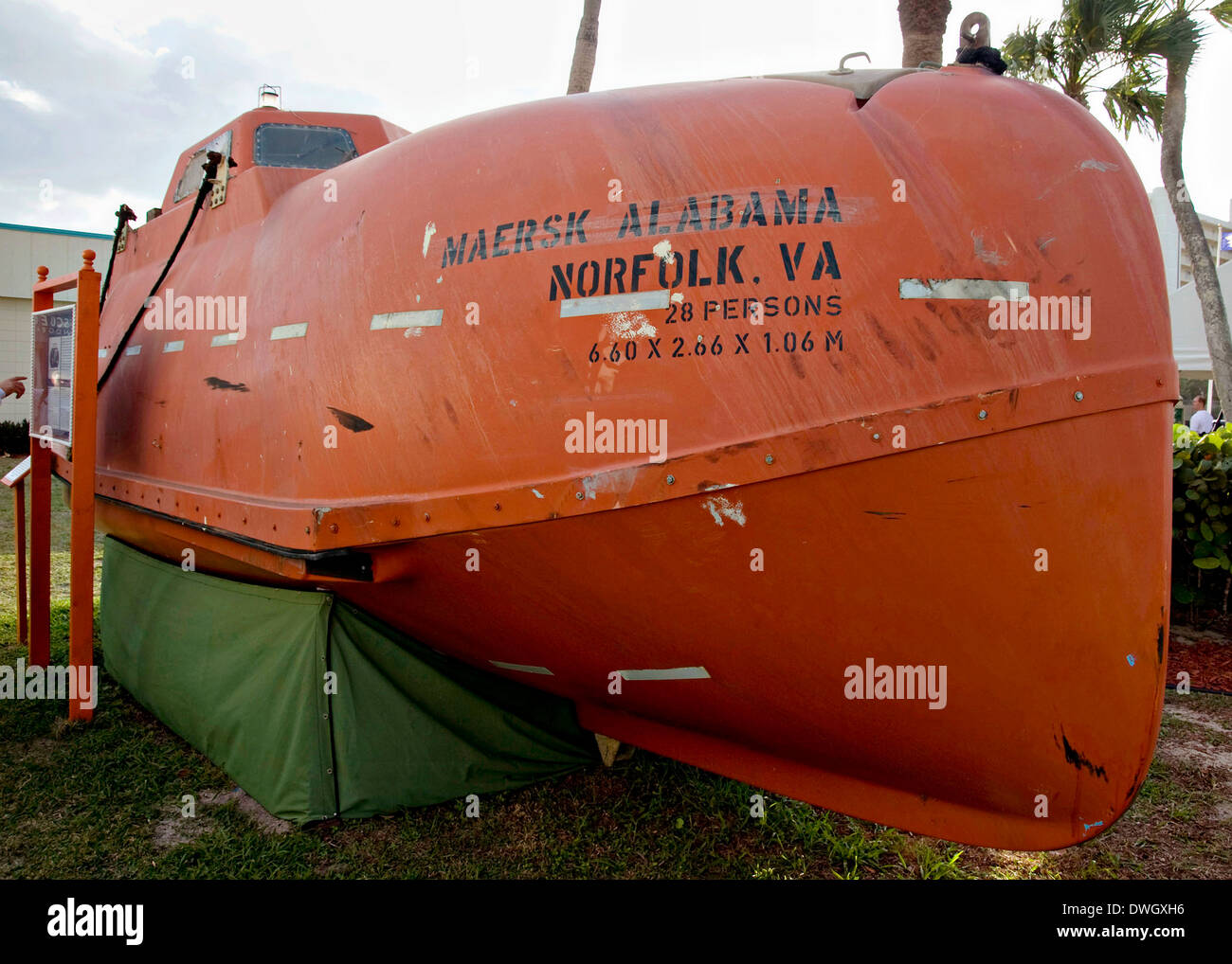 La zattera di salvataggio dal contenitore nave MV Maersk Alabama che Capt. Richard Phillips è stato tenuto prigioniero in da pirati somali in esposizione permanente presso la Marina Nazionale UDT-museo di tenuta il 7 novembre 2009 a Fort Pierce, Florida. Foto Stock