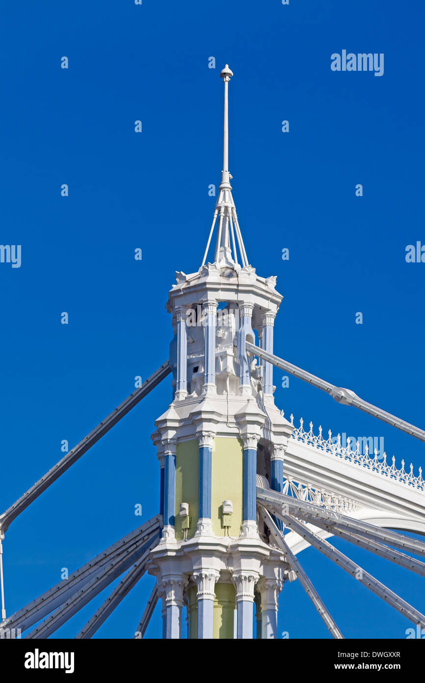 Londra, Battersea stile gotico a supporto del ponte sul ponte di Albert Foto Stock