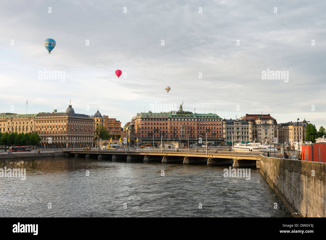 Una fila di palloncini su Stoccolma centrale su una serata primaverile. Edificio centrale è il Grand Hôtel, Stoccolma, Svezia. Foto Stock