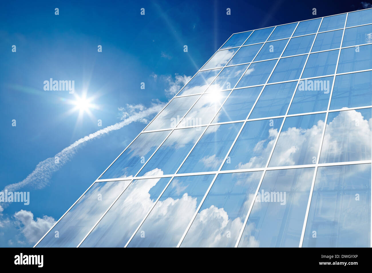 Edificio per uffici dettagli riflettenti, cielo blu Foto Stock