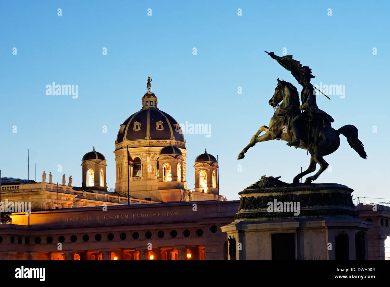 Statua nel Volksgarten, Vienna, con Maria-Theresien-Platz in background Foto Stock