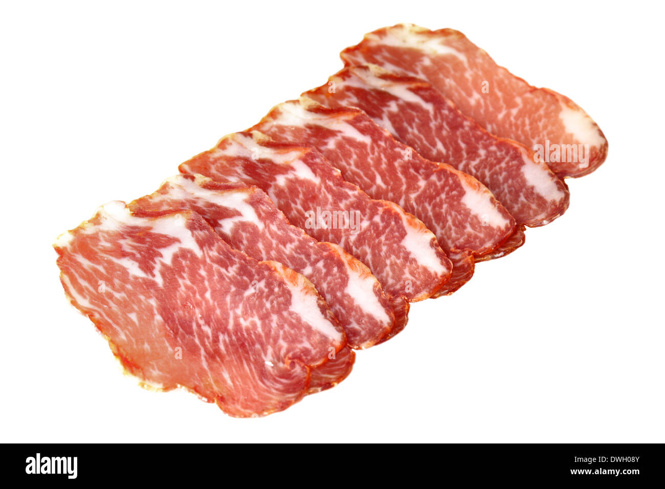 Fette di prosciutto isolate su sfondo bianco Foto Stock