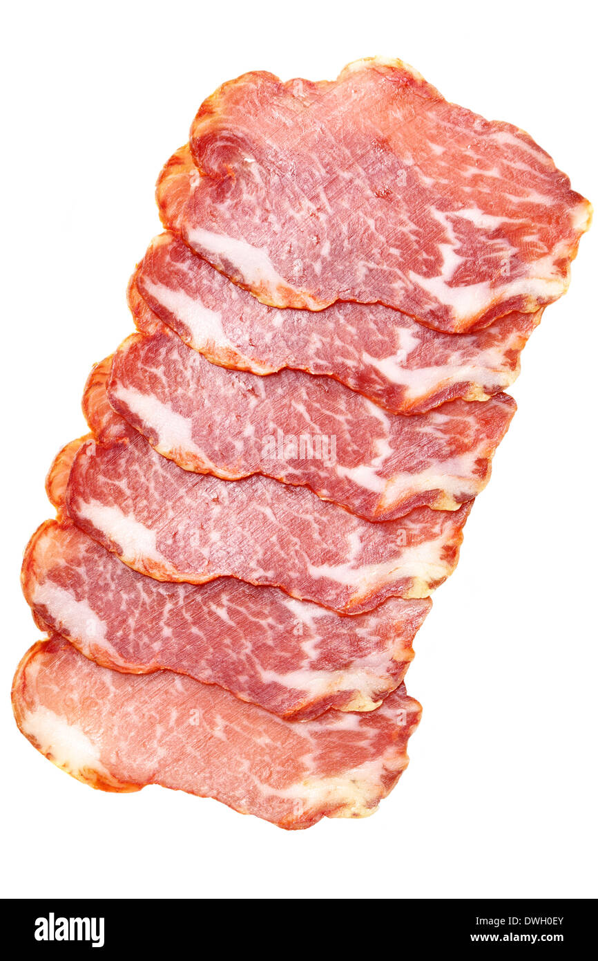 Fette di prosciutto isolate su sfondo bianco Foto Stock