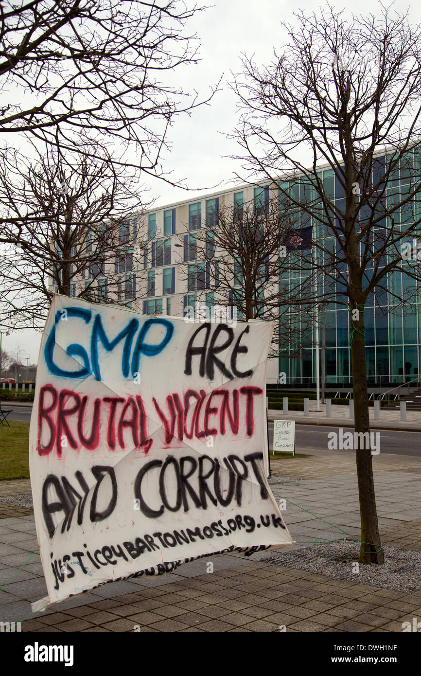 Manchester 8 Marzo, 2014. Fracking manifestanti Camp fuori GMP HQ, Newton Heath. Alcuni ant-fracking manifestanti, limitata dalla cauzione condizioni da dimostrare all'IGAS di perforazione esplorativa sito su Barton Moss Road, Eccles, Salford, hanno allestito un campo di fronte alla Greater Manchester Questura di Northampton Road. I banner sono state spiegate quale la rivendicazione di polizia sono 'brutale, violenti e corrotti' e funzionare anche come un "esercito privato' per iGas, la società che effettua la perforazione esplorativa. Credito: Mar fotografico/Alamy Live News Foto Stock