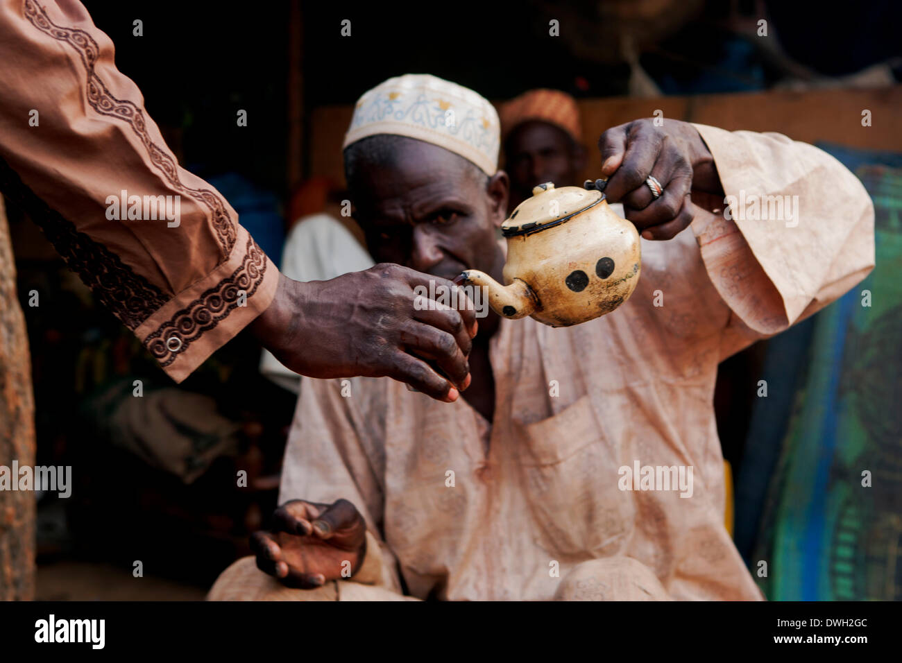 Il caffè viene versata presso il musulmano per il campo per sfollati interni di Bossangoa, Repubblica Centrale Africana Foto Stock