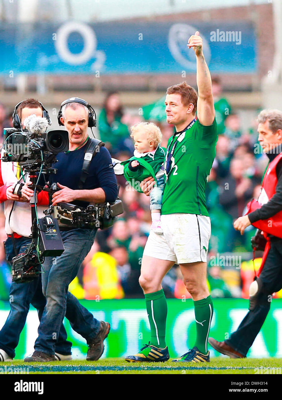 Dublino, Irlanda. 08 Mar, 2014. Brian O'Driscoll (Irlanda) saluta la folla dopo il suo ultimo home gioco internazionale, il RBS 6 Nazioni match tra Irlanda e Italia a Aviva Stadium, Dublino Credito: Azione Sport Plus/Alamy Live News Foto Stock