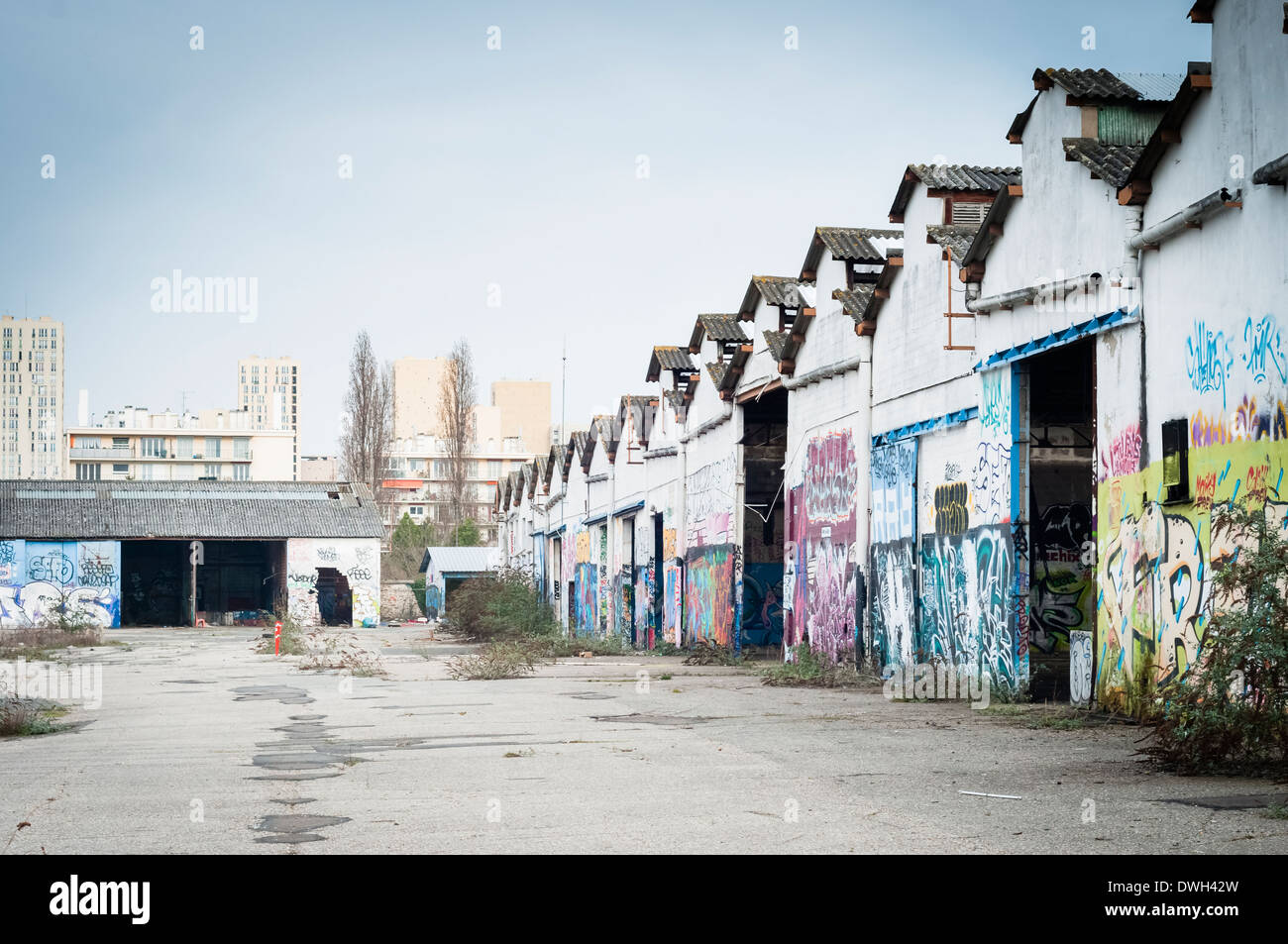 Un vecchio industriale abbandonato edificio completamente etichettate, sui vicini di casa suburbana di Parigi. Foto Stock