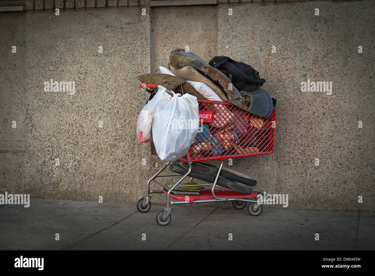 Effetti personali dei senzatetto singoli nel carrello sinistro sul marciapiede, East Village, il centro cittadino di San Diego, California Foto Stock
