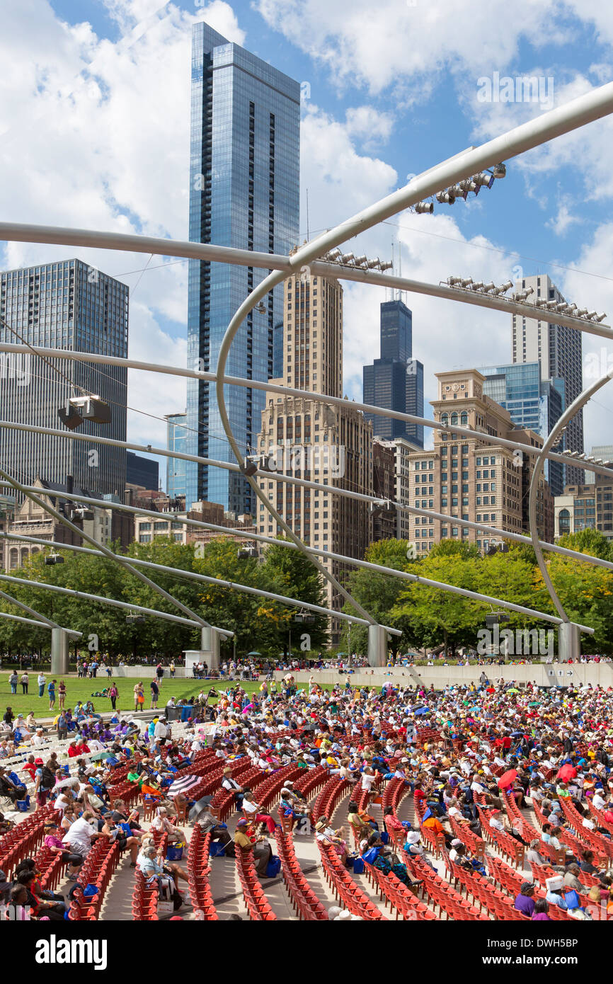 Chicago, Illinois, Stati Uniti d'America, il Millennium Park e dello skyline della città Foto Stock