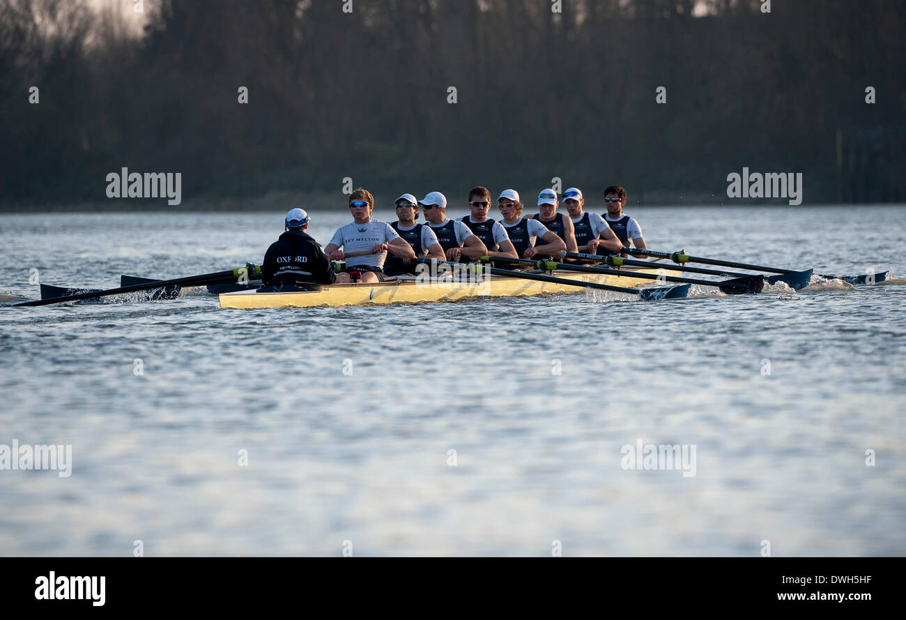 Il fiume Tamigi, Londra, Regno Unito. 08 Mar, 2014. OUBC in azione durante il OUBC v tedesco VIII Attrezzatura di canottaggio. Il testa a testa gara sul Tideway tra Oxford University Boat Club VIII e un rappresentante tedesco VIII come parte della preparazione per il centosessantesimo in funzione dell'Università Boat Race sponsorizzata da BNY Mellon il 6 aprile 2014. Credito: Azione Sport Plus/Alamy Live News Foto Stock