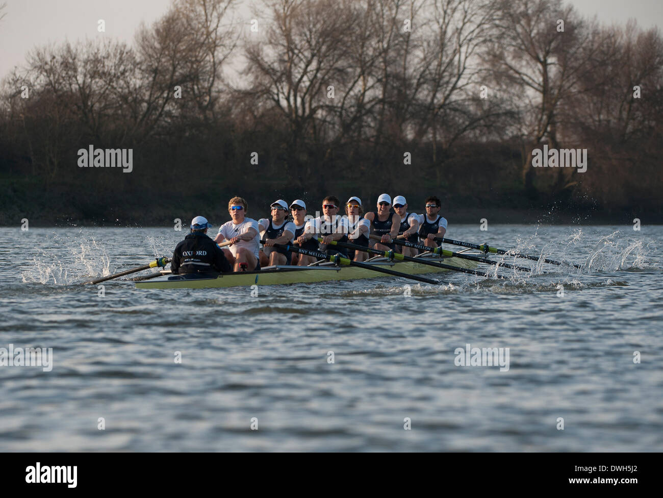 Il fiume Tamigi, Londra, Regno Unito. 08 Mar, 2014. OUBC in azione durante il OUBC v tedesco VIII Attrezzatura di canottaggio. Il testa a testa gara sul Tideway tra Oxford University Boat Club VIII e un rappresentante tedesco VIII come parte della preparazione per il centosessantesimo in funzione dell'Università Boat Race sponsorizzata da BNY Mellon il 6 aprile 2014. Credito: Azione Sport Plus/Alamy Live News Foto Stock