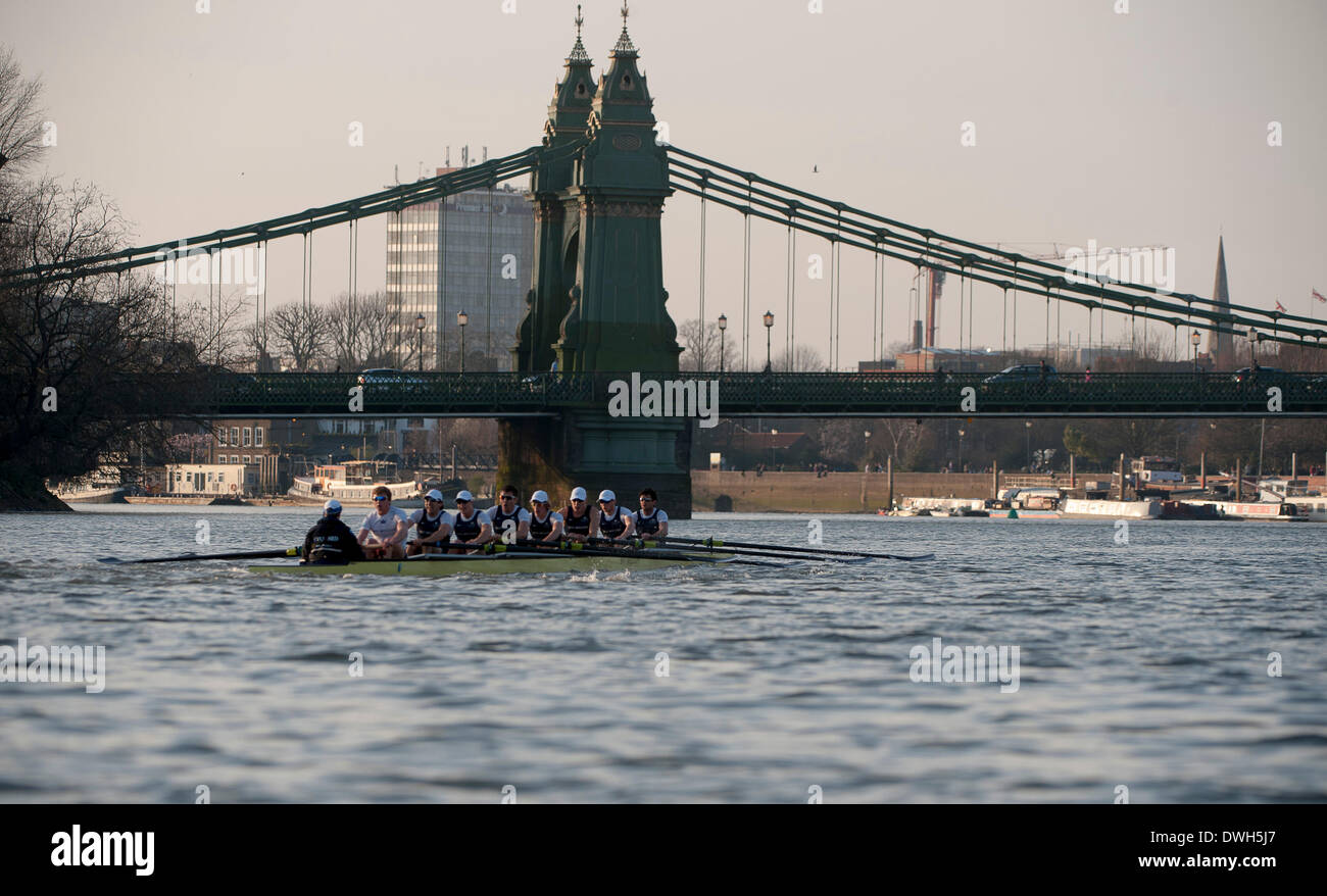 Il fiume Tamigi, Londra, Regno Unito. 08 Mar, 2014. OUBC venire fino a Hammersmith Bridge durante la OUBC v tedesco VIII Attrezzatura di canottaggio. Il testa a testa gara sul Tideway tra Oxford University Boat Club VIII e un rappresentante tedesco VIII come parte della preparazione per il centosessantesimo in funzione dell'Università Boat Race sponsorizzata da BNY Mellon il 6 aprile 2014. Credito: Azione Sport Plus/Alamy Live News Foto Stock