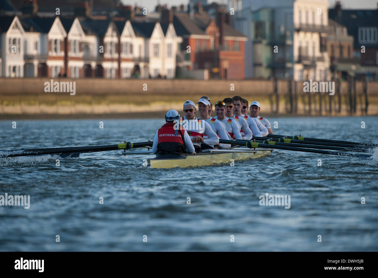 Il fiume Tamigi, Londra, Regno Unito. 08 Mar, 2014. Germania VIII in azione durante il OUBC v tedesco VIII Attrezzatura di canottaggio. Il testa a testa gara sul Tideway tra Oxford University Boat Club VIII e un rappresentante tedesco VIII come parte della preparazione per il centosessantesimo in funzione dell'Università Boat Race sponsorizzata da BNY Mellon il 6 aprile 2014. Credito: Azione Sport Plus/Alamy Live News Foto Stock