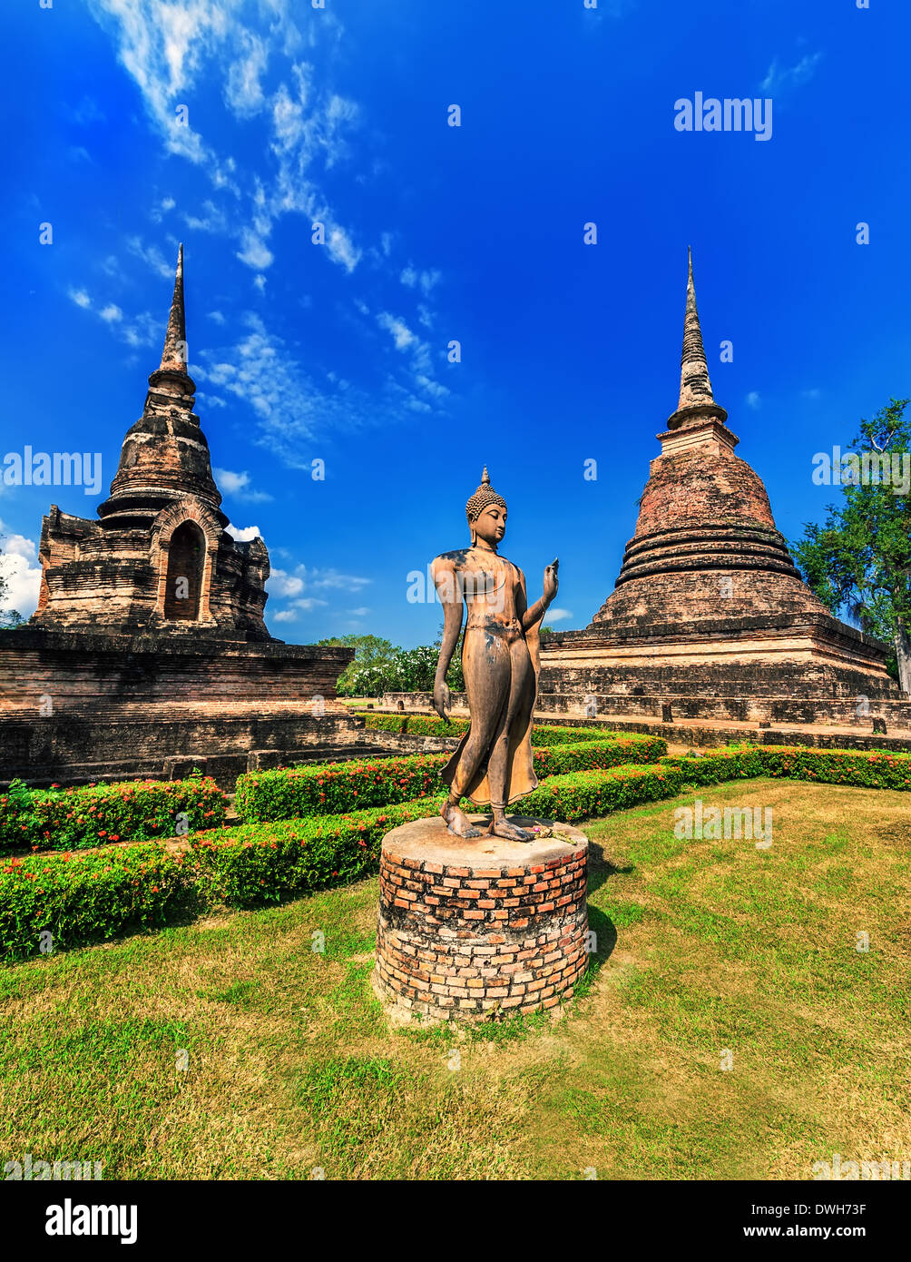 Architettura di antichi templi buddisti in Sukhothai Historical Park statua di Buddha a piedi al tempio Sa-Si sotto il cielo blu della Thailandia Foto Stock