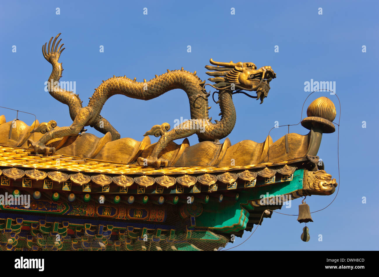 Il Xumi Fushou tempio; Dragon sul tetto del Miaogao Zhuangyan hall nella provincia di Hebei, Chengde , Cina. Foto Stock