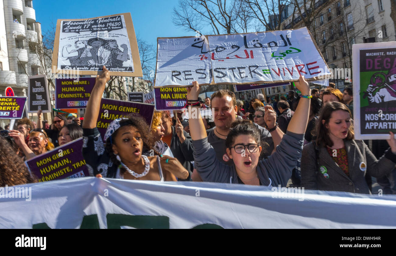 Parigi, Francia. 8 marzo, gruppi di protesta femminista francese, tra cui l'8 Marte, che protestano all'evento internazionale della giornata della donna, folla di donne che tengono segni di protesta donne che manifestano in marcia per i diritti in strada, movimento giovanile solidarietà uguaglianza, protesta per i diritti delle donne, protesta per il sostegno delle donne, manifestazione femminile, manifestazione pro scelta, protesta pro aborto Foto Stock