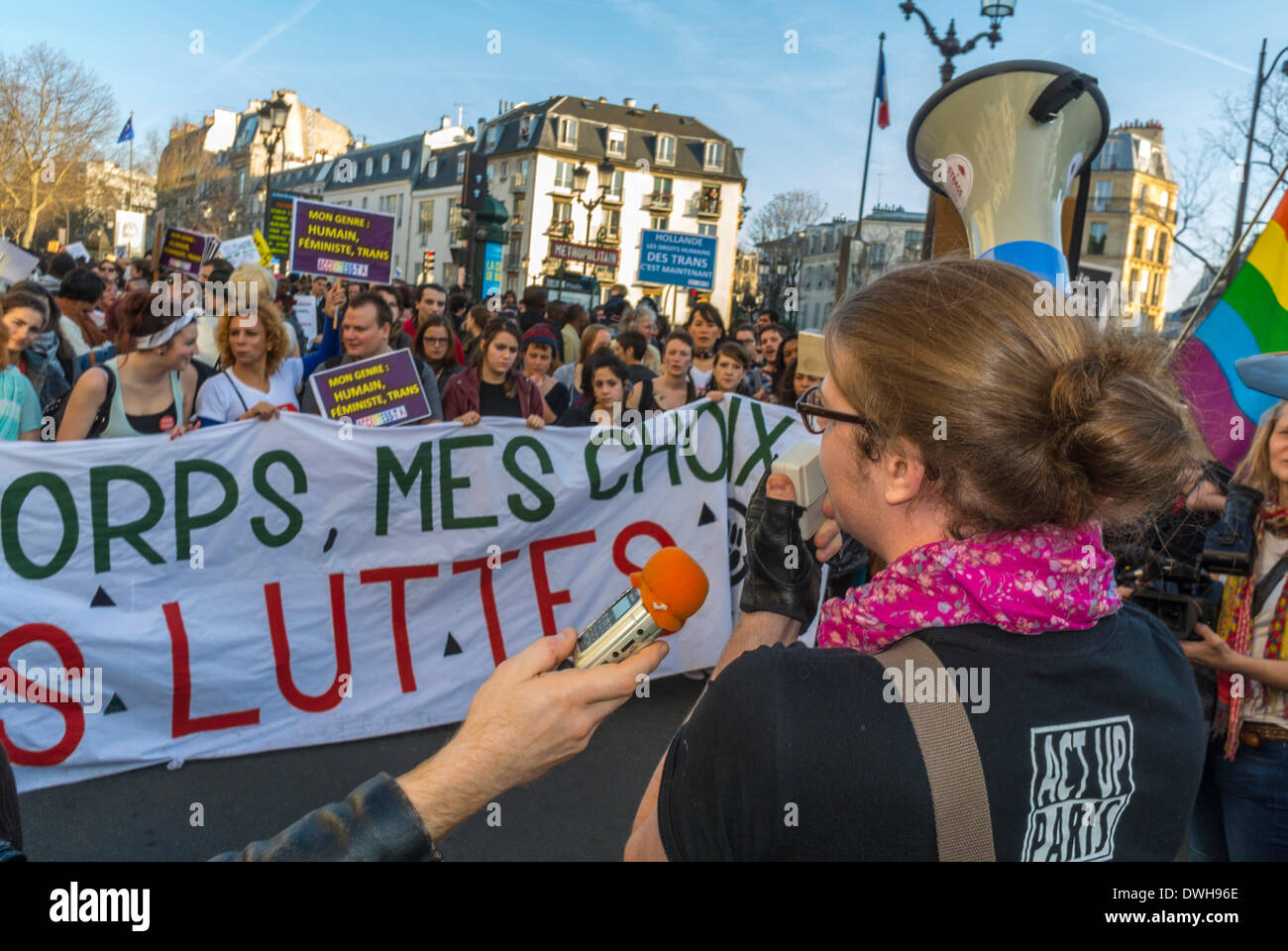 Parigi, Francia. 8 marzo, grande folla di persone, gruppi femministi francesi, tra cui l'8 marzo e Act Up Paris, attivista trans che protesta all'evento internazionale della giornata della donna, slogan Trans urlanti con Megaphone in strada, donne uguaglianza, protesta per i diritti delle donne, uguaglianza di genere, manifestazione femminista Foto Stock
